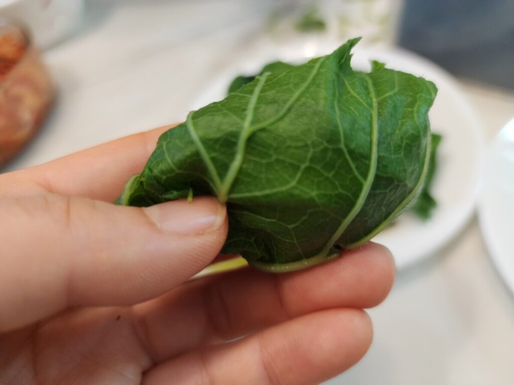 우엉잎찌는법으로 짤쪄진 우엉잎에 밥, 달래간장을 넣어 싼 우엉쌈